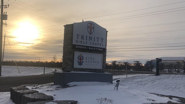 L'enseigne à l'extérieur de l'église Trinity.