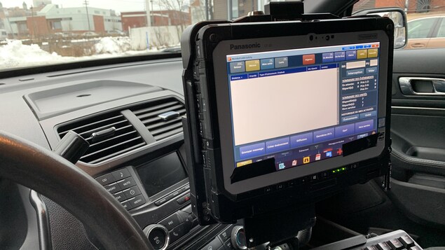 Un écran véhiculaire dans une autopatrouille du SPVQ