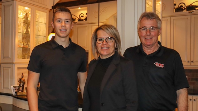 La saison 2020 terminée, le pilote Raphaël Lessard a renoué avec ses parents Chantal et François à la maison familiale.