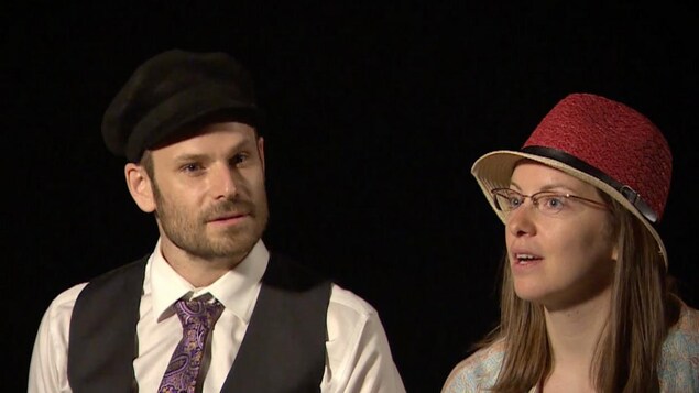Raphael Roter et Bea Labikova pendant un tournage sur la scène d'un théâtre