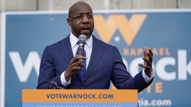 M. Warnock prononce un discours.