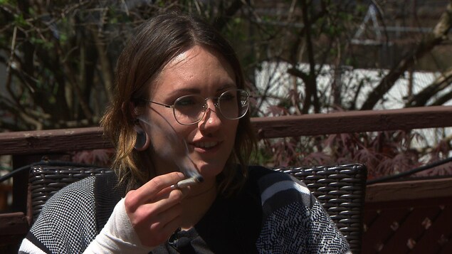 Raphaëlle Lemelin fume de la marijuana depuis qu'elle a 11 ans. Raphaëlle Lemelin fume de la marijuana depuis qu'elle a 11 ans.