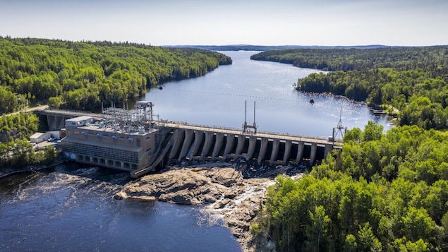 Photo aérienne d'une centrale hydroélectrique et d'un barrage sur la rivière de Outaouais.