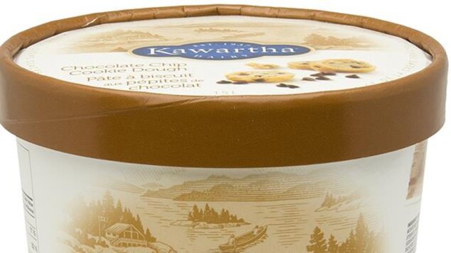 Le dessus d'un contenant de crème glacée Kawartha visée par le rappel.