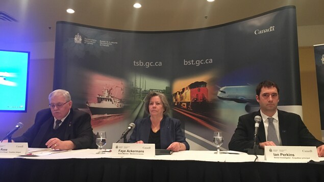 Les trois représentants du BST donnant une conférence de presse Les trois représentants du BST donnant une conférence de presse