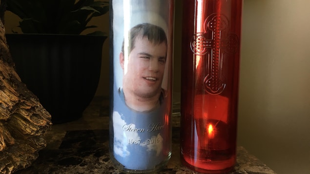 Un lampion avec une photo de Steven Harel brûle jour et nuit dans le salon de ses parents à Memramcook. Un lampion avec une photo de Steven Harel brûle jour et nuit dans le salon de ses parents à Memramcook.