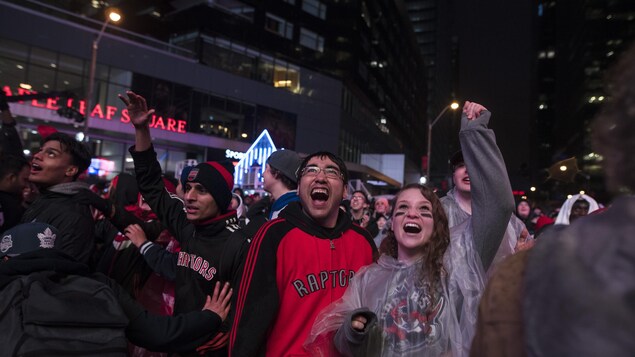 Des fans des Raptors de Toronto au Jurassic Park.