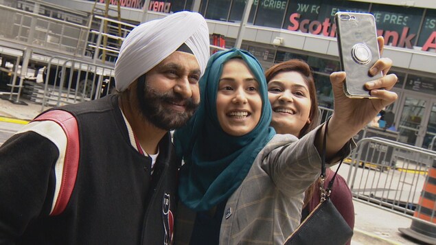 Nav Bhatia est photographié par une jeune fille.