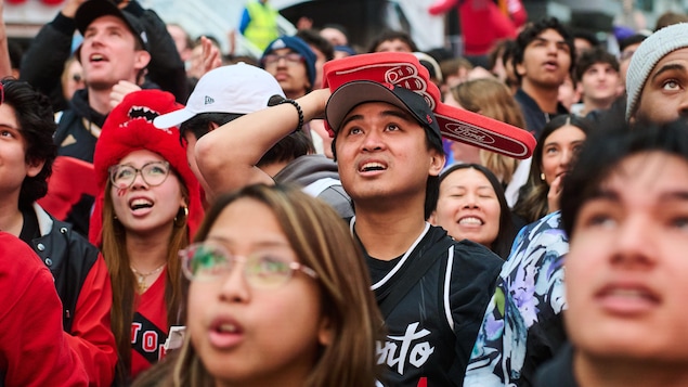 Des partisans des Raptors rassemblés à l'extérieur réagissent au jeu.