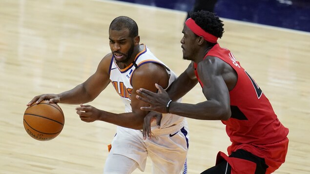 Pascal Siakam des Raptors commet une faute à l'endroit de Chris Paul des Suns, qui est en possession du ballon.