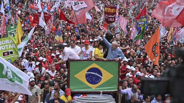 Derniers rassemblements de campagne pour Bolsonaro et Lula au Brésil