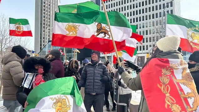 Un groupe de personnes tenant des drapeaux. 