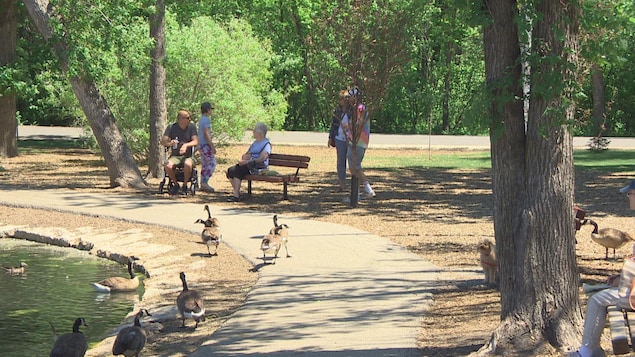 Des personnes dans un parc de Winnipeg.