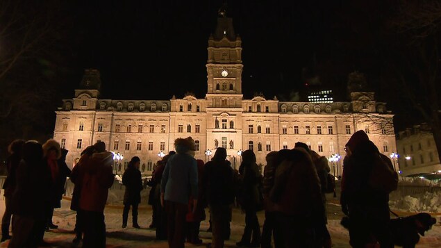 Un rassemblement devant l'Assemblée nationale à Québec un soir de janvier 2020