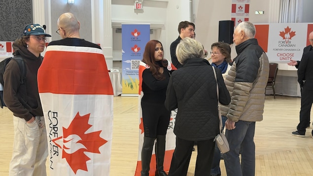 Des personnes soutenant la campagne « Canadiens pour toujours » commencent à se rassembler à Edmonton pour surveiller les résultats du référendum en Alberta le 19 octobre 2026.