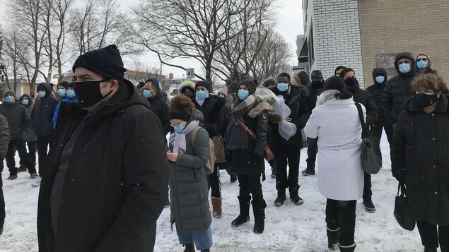 Une foule de gens est réunie.