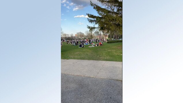 Une foule rassemblée au loin