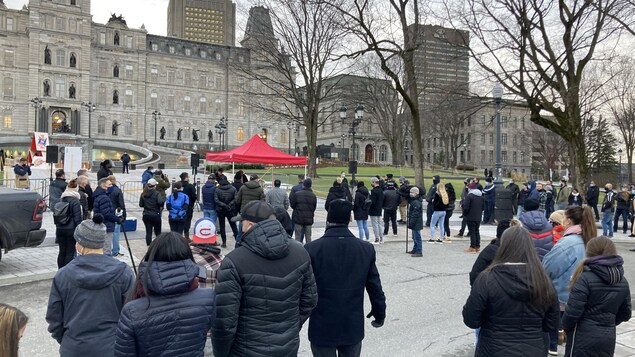 Une centaine de personnes, dont des restaurateurs, se sont déplacées devant le parlement à Québec