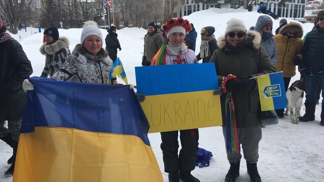 Trois femmes avec des drapeaux ukrainien. 