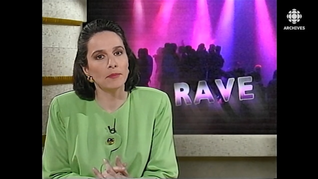 La présentatrice Suzanne Laberge animant un bulletin de nouvelles devant une mortaise avec l'inscription « Rave ».