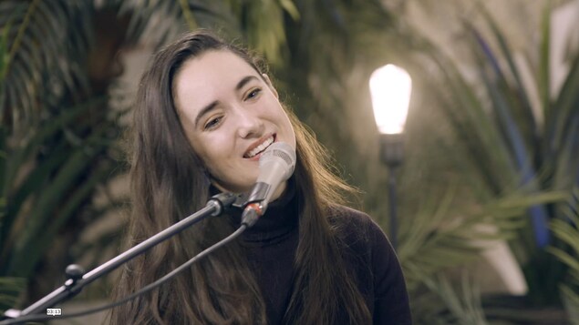 L'auteure-compositrice-interprète Rayannah chante au micro de Vos idées en chansons.