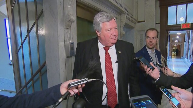 Raymond Bernier, député libéral de Montmorency, en entrevue dans un couloir de l'Assemblée nationale Raymond Bernier, député libéral de Montmorency, en entrevue dans un couloir de l'Assemblée nationale