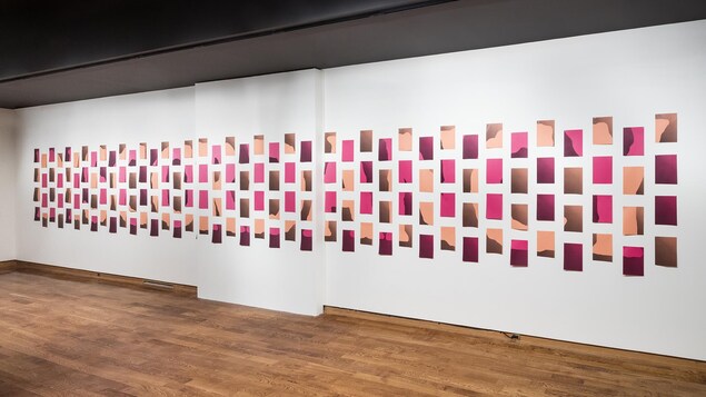 Photo de l'oeuvre accroché sur un grand mur Photo de l'oeuvre accroché sur un grand mur