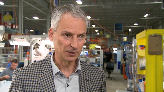 Gros plan sur Raymond Gouin dans une entreprise Gros plan sur Raymond Gouin dans une entreprise