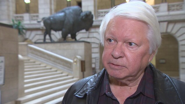 Raymond Hébert en entrevue avec Radio-Canada à l'Assemblée législative du Manitoba Raymond Hébert en entrevue avec Radio-Canada à l'Assemblée législative du Manitoba