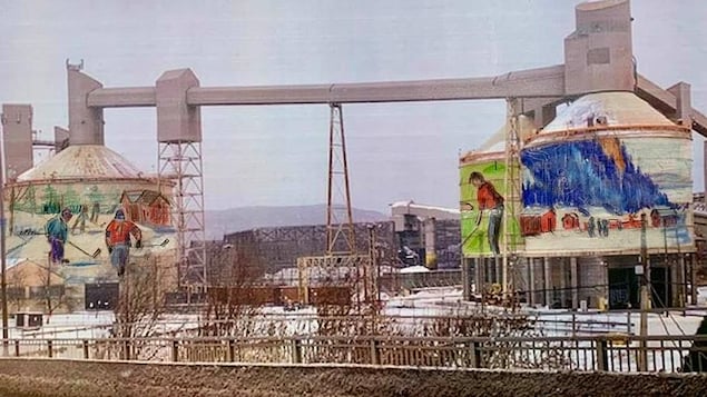 Les silos des installations portuaires où des oeuvres illustrant le paysage de La Baie sont peintes.