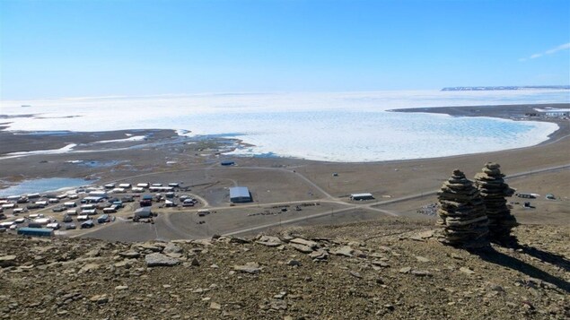 Vue de la communauté de Resolute, Nunavut (2013) Vue de la communauté de Resolute, Nunavut (2013)