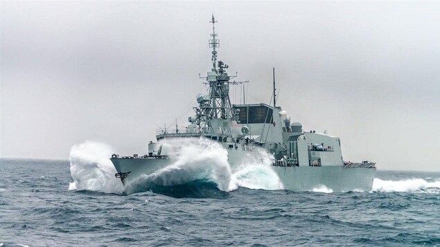 La frégate NCSM St. John's, classe Halifax, de la Marine royale canadienne.