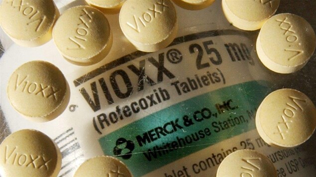 Pilules et bouteille de pilules du médicament Vioxx, retiré du marché en 2004 Pilules et bouteille de pilules du médicament Vioxx, retiré du marché en 2004