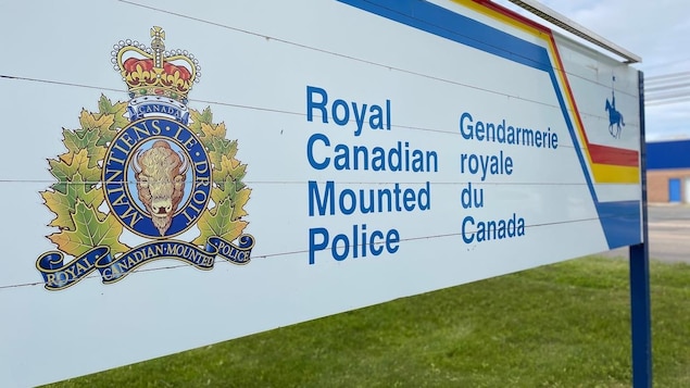 Un panneau indicateur de la Gendarmerie royale du Canada.