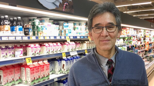 Réal Bilodeau devant le comptoir de produits laitiers. Réal Bilodeau devant le comptoir de produits laitiers.