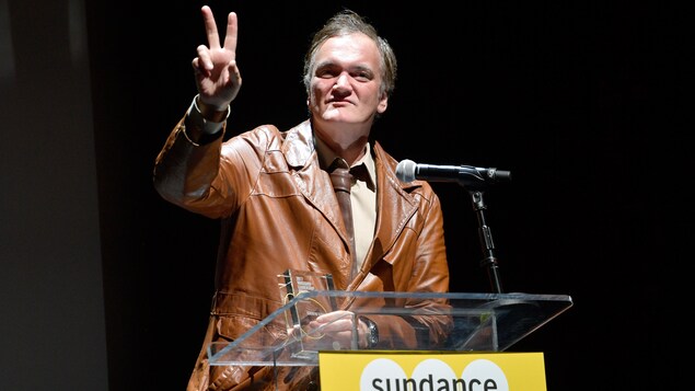 Le réalisateur Quentin Tarantino fait un signe de paix avec ses doigts sur la scène du festival Sundance NEXT FEST 2017 Le réalisateur Quentin Tarantino fait un signe de paix avec ses doigts sur la scène du festival Sundance NEXT FEST 2017