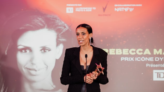 Rebecca Makonnen avec son trophée au micro.