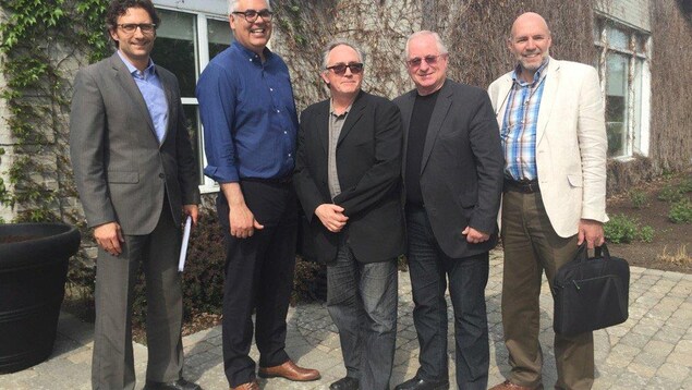 François Rebello, 2e à partir de la gauche, et des représentants de municipalités des Cantons-de-l'Est, à l'hôtel de ville de Bromont François Rebello, 2e à partir de la gauche, et des représentants de municipalités des Cantons-de-l'Est, à l'hôtel de ville de Bromont