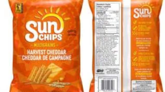 Harap at likod ng isang bag ng SunChips Mini Harvest Cheddar Snacks.