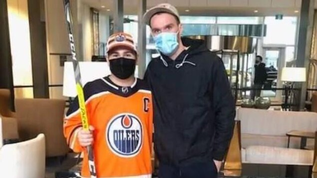 Un jeune Acadien rencontre son idole Connor McDavid