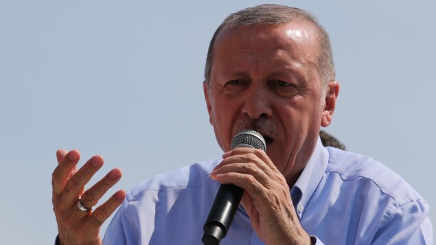 Le président de la Turquie, Recep Tayyip Erdogan, s’est adressé à ses partisans, le 22 juin 2018, à Istanbul. Il brigue un deuxième mandat à la présidence de son pays. Le président de la Turquie, Recep Tayyip Erdogan, s’est adressé à ses partisans, le 22 juin 2018, à Istanbul. Il brigue un deuxième mandat à la présidence de son pays.