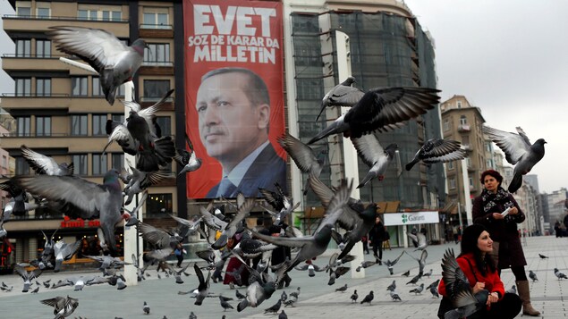 Un portrait géant du président Erdogan installé sur la place Taksim, à Istanbul, invite les Turcs à voter « Oui » au référendum du 16 avril. Un portrait géant du président Erdogan installé sur la place Taksim, à Istanbul, invite les Turcs à voter « Oui » au référendum du 16 avril.