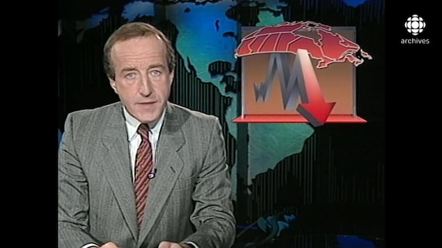 Bernard Derome animant assis à un pupitre. À la droite de l'écran, une mortaise illustrant la récession avec une carte géographique du Canada et une flèche qui pointe vers le bas.