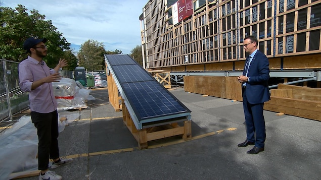 Un panneau solaire devant une maison-laboratoire d'Hydro-Québec Un panneau solaire devant une maison-laboratoire d'Hydro-Québec