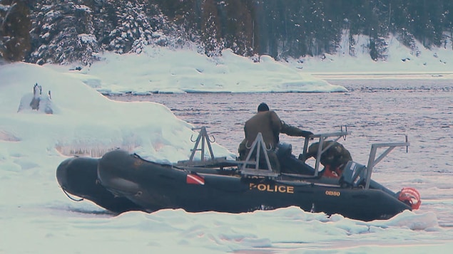 Des plongeurs s'apprêtent à mettre leur embarcation à l'eau.