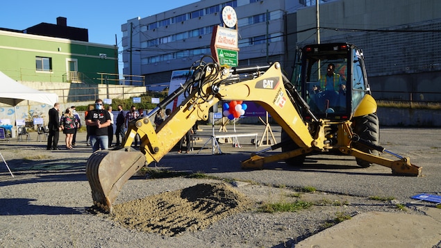 Une première pelletée de terre pour la reconstruction du Centre culturel La Ronde