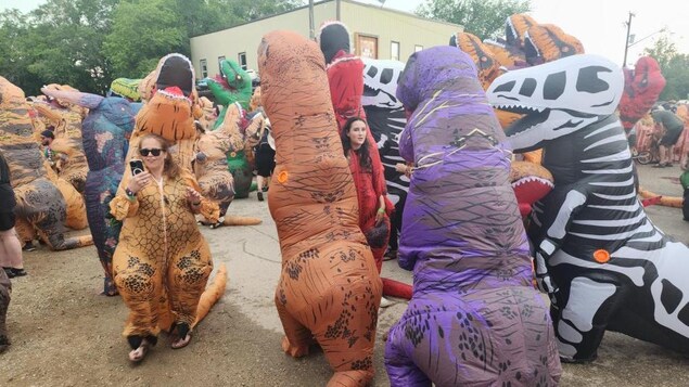 Inflatable Dinosaur Rally Shatters World Record with Over 1,000 Participants