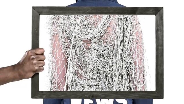 Un filet de pêche sur des vêtements évoque le recyclage de l'enseigne Ecoalf, qui utilise des déchets de plastique recyclés pour confectionner ses vêtements. Un filet de pêche sur des vêtements évoque le recyclage de l'enseigne Ecoalf, qui utilise des déchets de plastique recyclés pour confectionner ses vêtements.