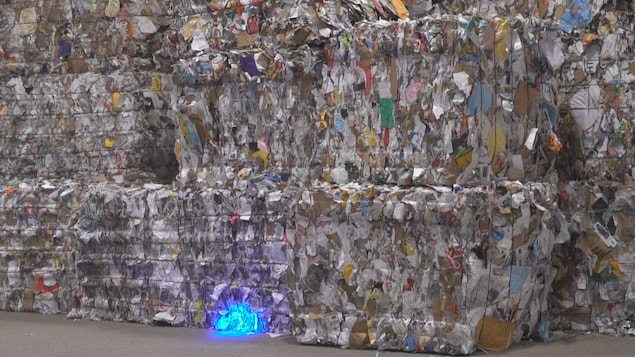 Le centre de tri enregistre un manque à gagner de 25 $ par tonne de papier journal récupéré. Le centre de tri enregistre un manque à gagner de 25 $ par tonne de papier journal récupéré.