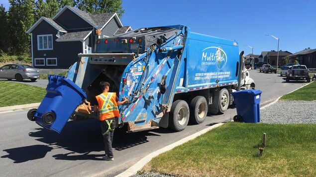 Un employé de Multitech Environnement fait la collecte de recyclage.